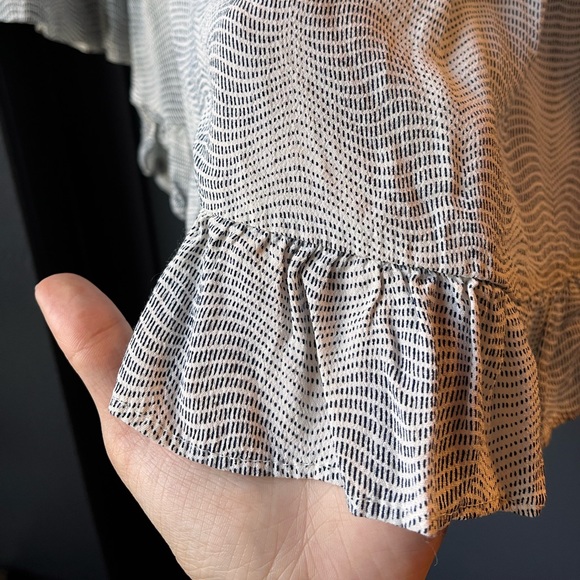 Gap Cool Wave Ruffle Quarter Sleeve Blouse Black White Extra Small Top - Picture 6 of 7